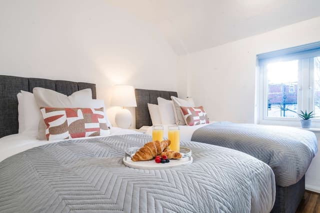 3 BDR House–Contractors–Free Parking–London 30mins - View 2