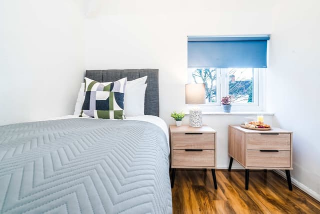3 BDR House–Contractors–Free Parking–London 30mins - View 4