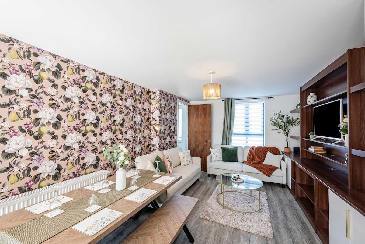 Spacious 5-bed Home With Easy Manchester Access