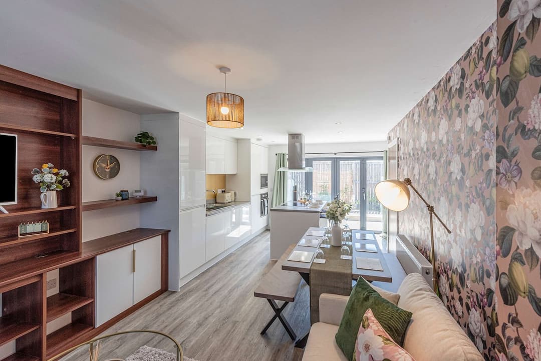 Spacious 5-bed Home With Easy Manchester Access - View 2