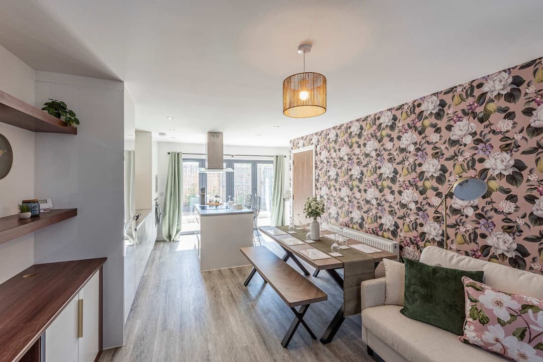 Spacious 5-bed Home With Easy Manchester Access - View 3