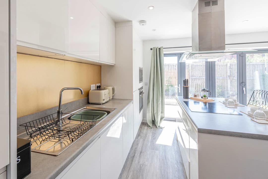 Spacious 5-bed Home With Easy Manchester Access - View 6