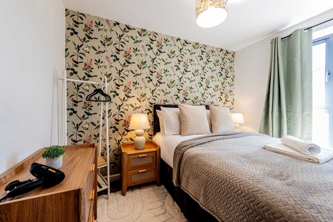 Spacious 5-bed Home With Easy Manchester Access - View 10