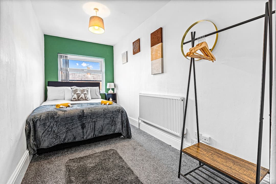 Modern 5 Bed House Contractor WiFi Insurance Stays - View 6