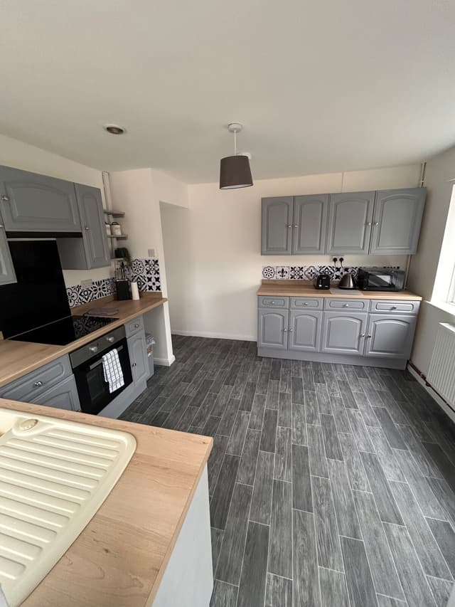Hampton Spacious 4 Bed Contractor Haven 4 Double Beds - View 1