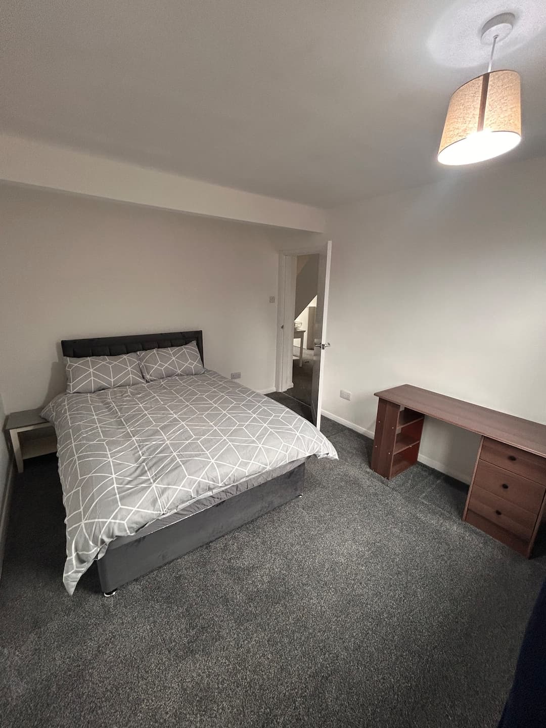 Hampton Spacious 4 Bed Contractor Haven 4 Double Beds - View 3