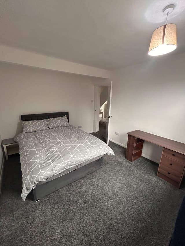 Hampton Spacious 4 Bed Contractor Haven 4 Double Beds - View 2