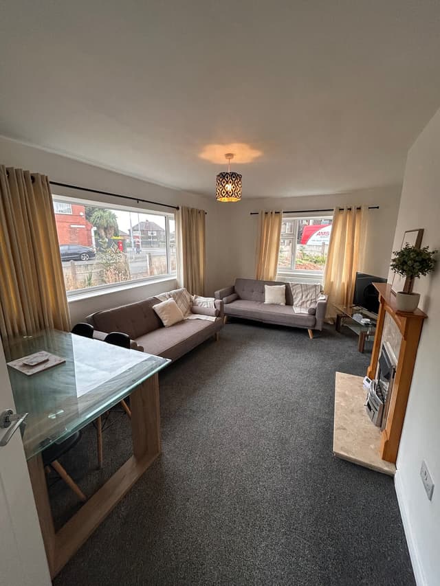 Hampton Spacious 4 Bed Contractor Haven 4 Double Beds - View 3
