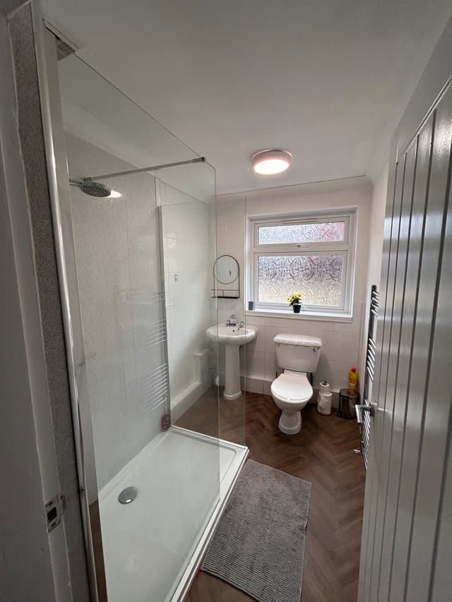 Hampton Spacious 4 Bed Contractor Haven 4 Double Beds - View 4
