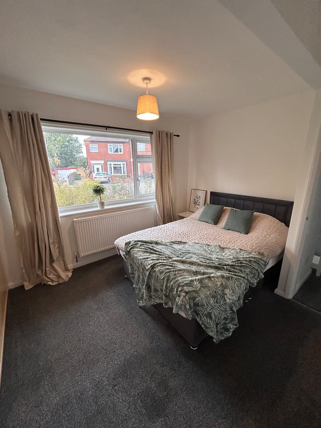 Hampton Spacious 4 Bed Contractor Haven 4 Double Beds - View 6
