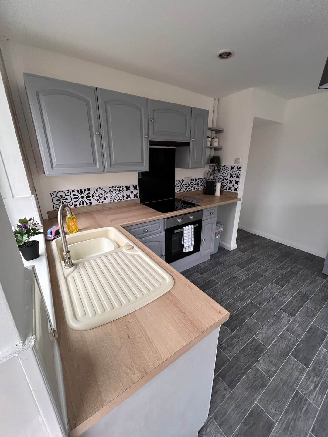 Hampton Spacious 4 Bed Contractor Haven 4 Double Beds - View 7