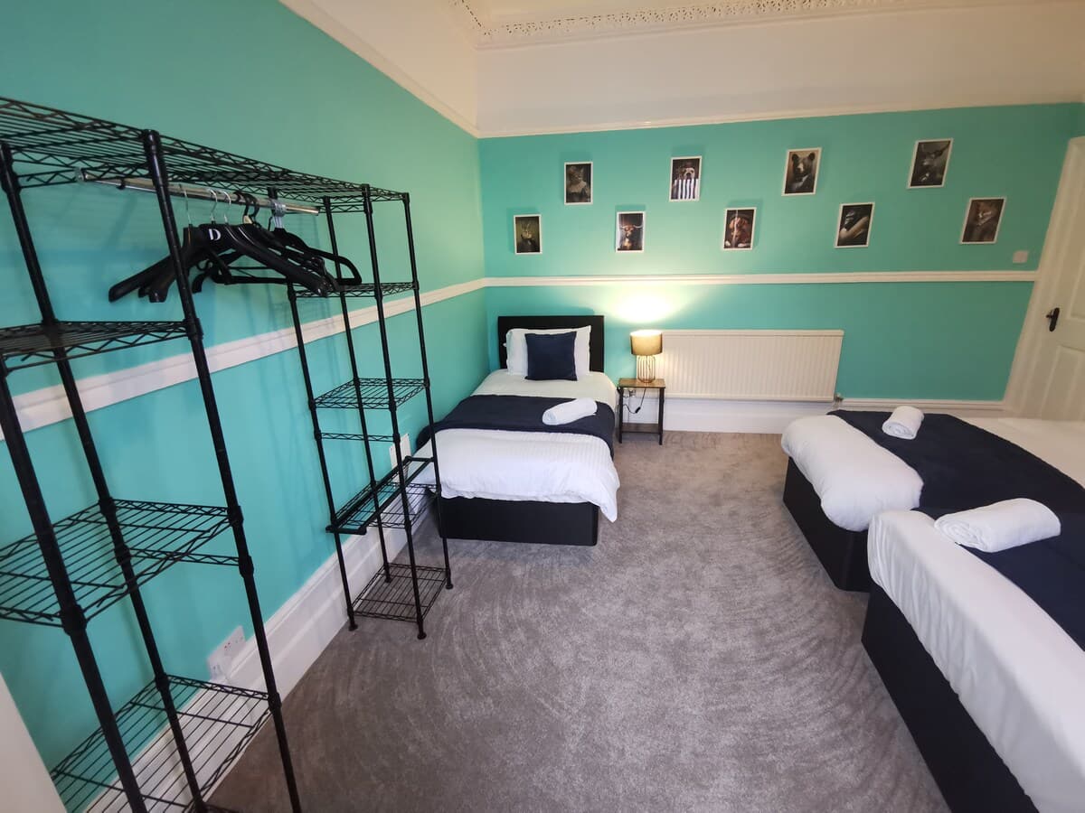 Spacious and Comfy 4 Bedroom House, Parking, Wifi