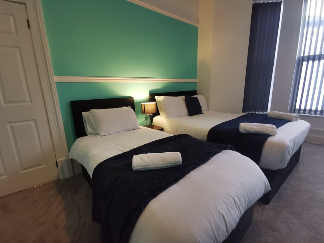 Spacious and Comfy 4 Bedroom House, Parking, Wifi - View 4