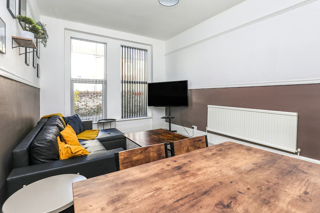 Spacious and Comfy 4 Bedroom House, Parking, Wifi - View 5