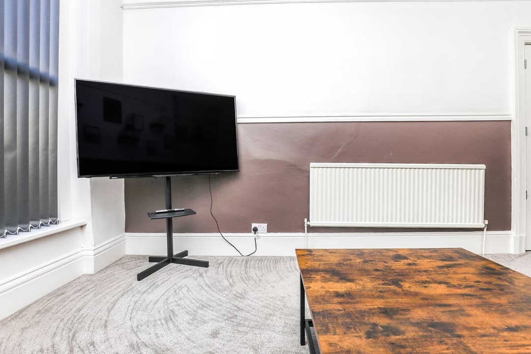 Spacious and Comfy 4 Bedroom House, Parking, Wifi - View 9