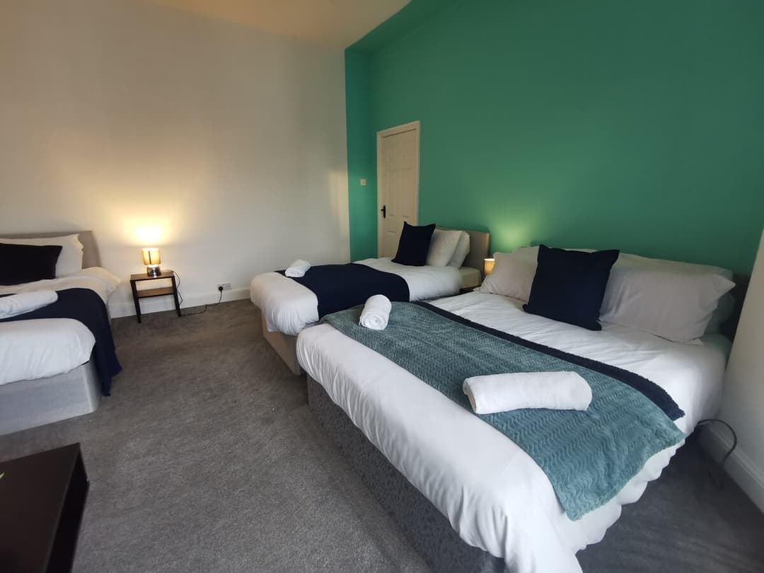 Spacious and Comfy 4 Bedroom House, Parking, Wifi - View 10