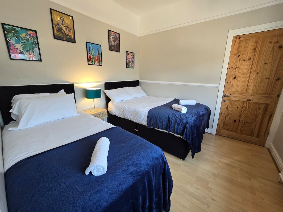 Stylish 4 Bedroom House - Free Parking + Wifi