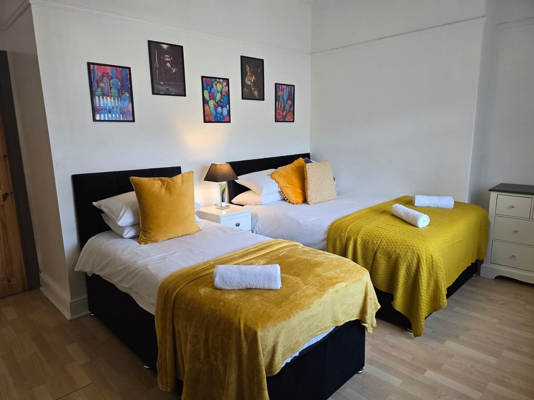 Stylish 4 Bedroom House - Free Parking + Wifi - View 2
