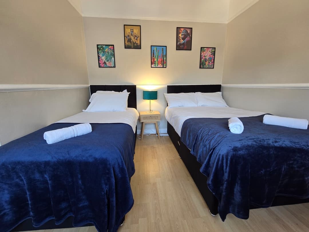 Stylish 4 Bedroom House - Free Parking + Wifi - View 3