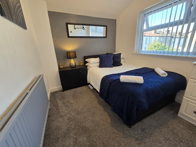 Stylish 4 Bedroom House - Free Parking + Wifi - View 3