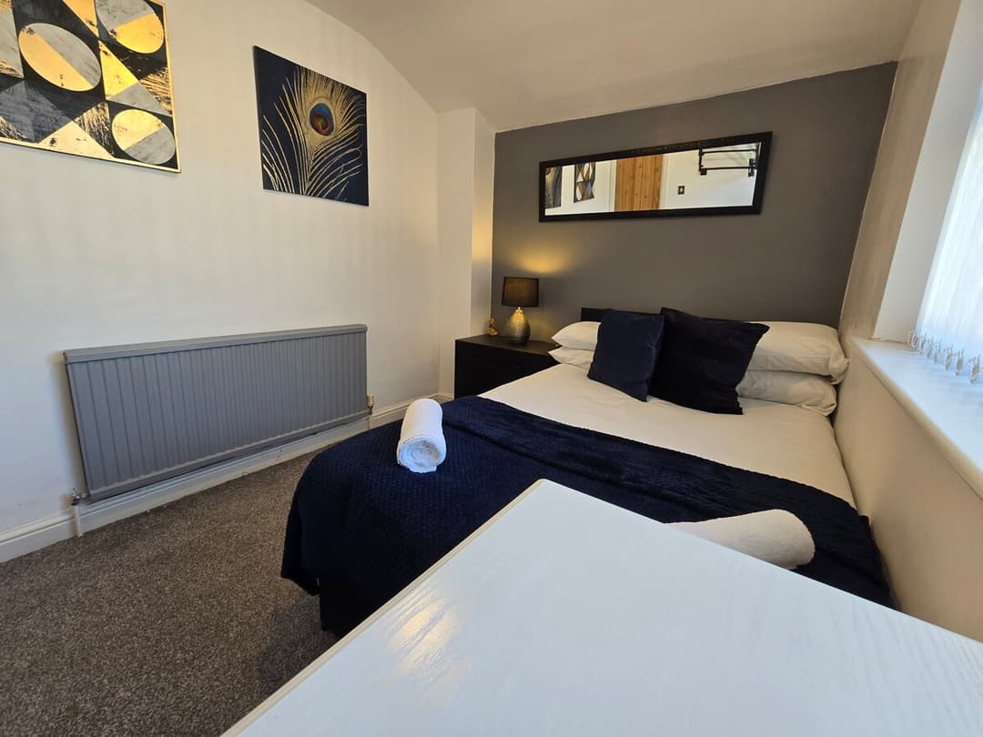 Stylish 4 Bedroom House - Free Parking + Wifi - View 7