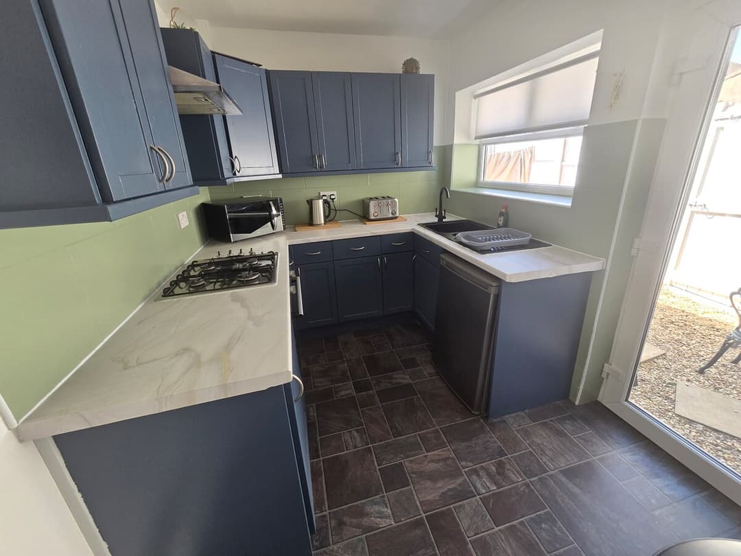 Stylish 4 Bedroom House - Free Parking + Wifi - View 8