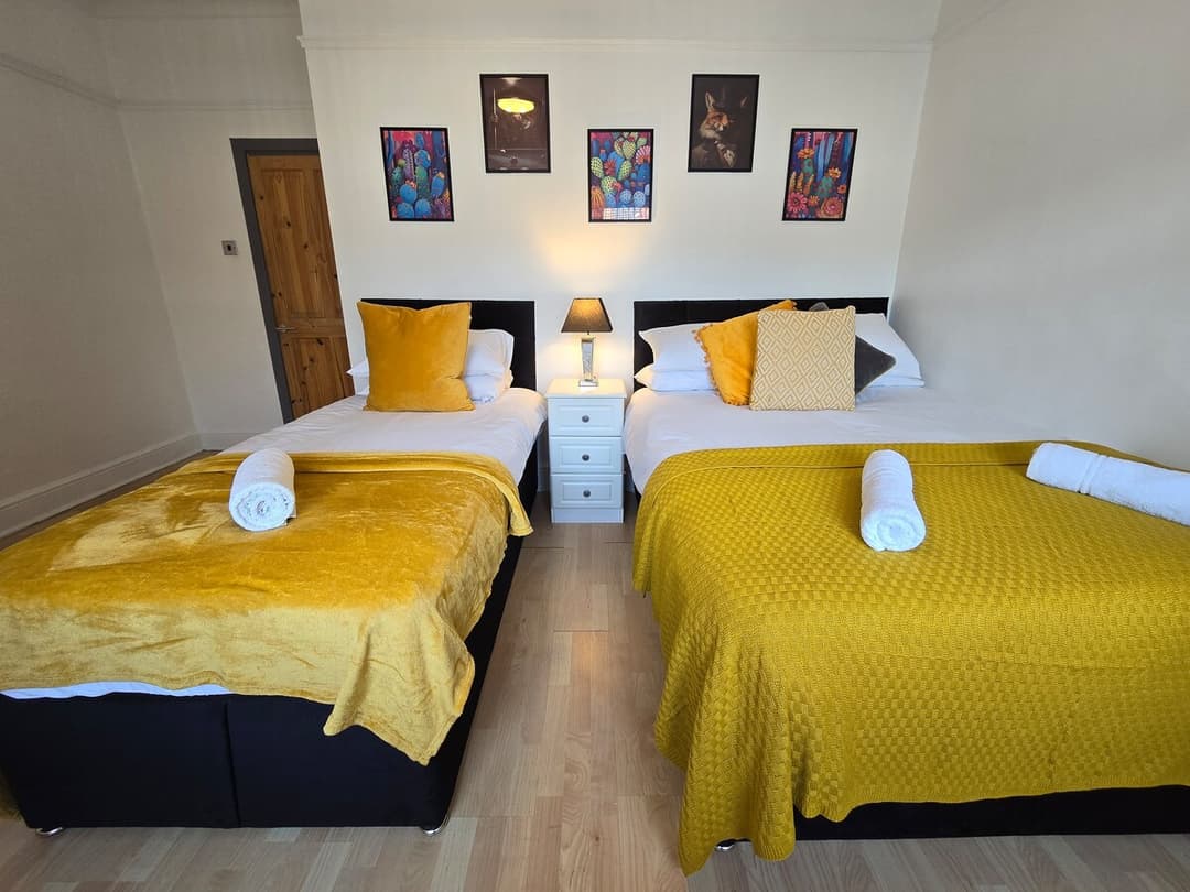 Stylish 4 Bedroom House - Free Parking + Wifi - View 9