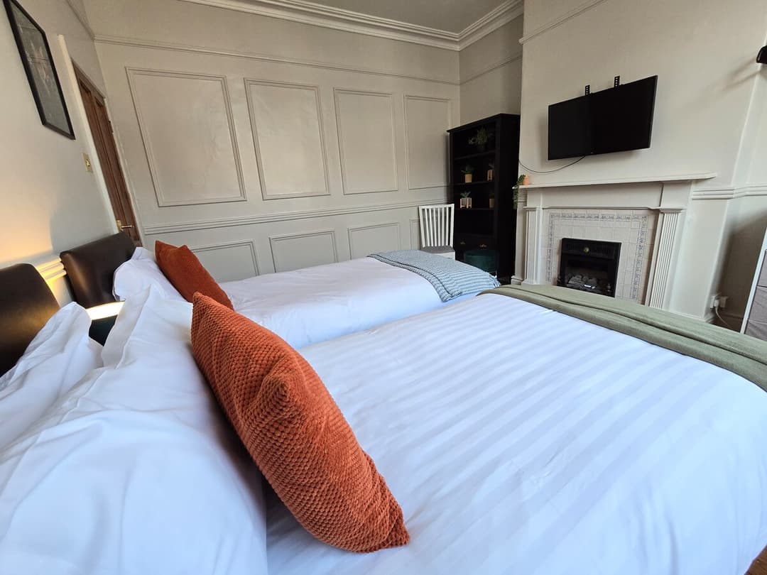 Stylish 4 Bedroom House - Free Parking + Wifi - View 10