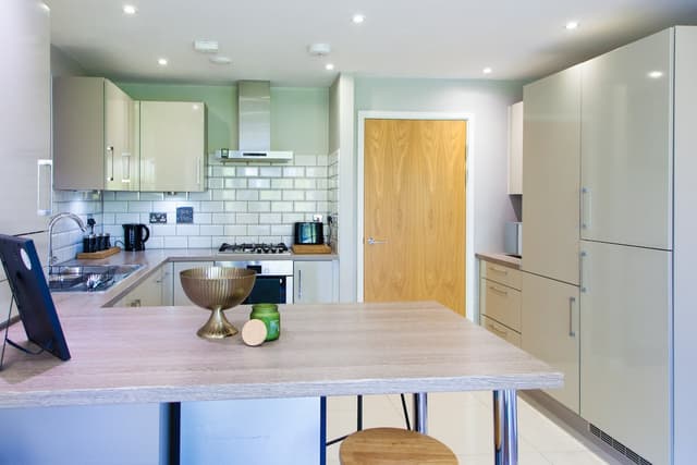 Large Balcony, 2 Bedroom, 2 Bathroom Apartment | Wycombe - View 3