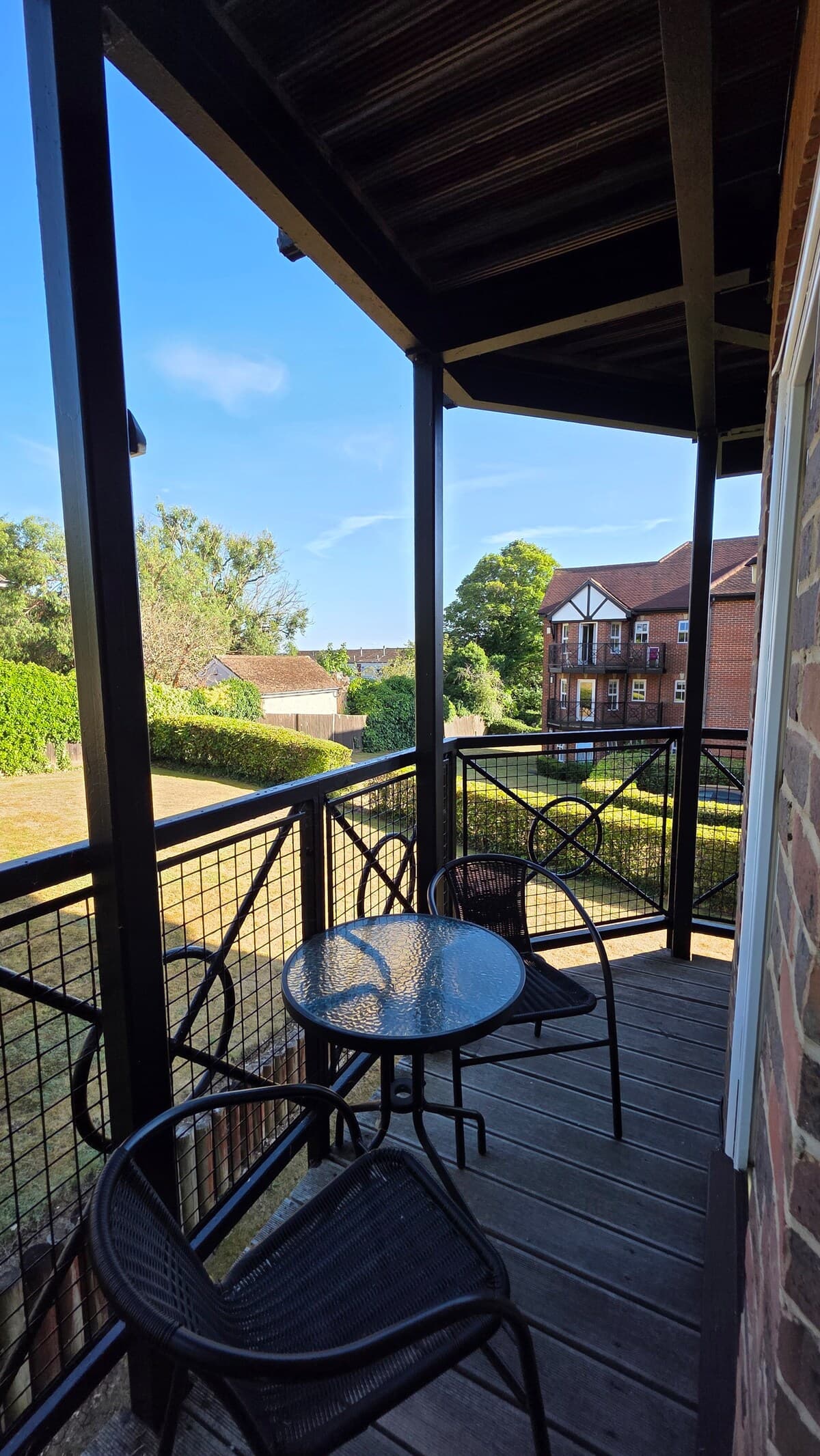  2 Bed, 2 Bathroom Apartment With Free Parking, Close To Train Station (25 Mins To London)