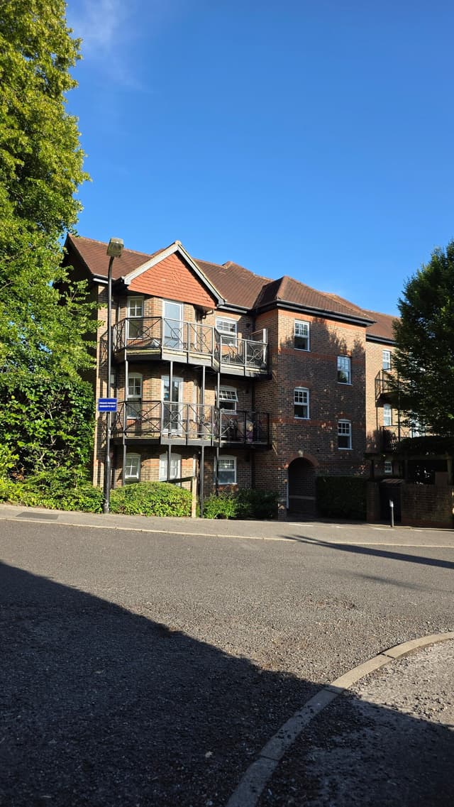  2 Bed, 2 Bathroom Apartment With Free Parking, Close To Train Station (25 Mins To London) - View 4