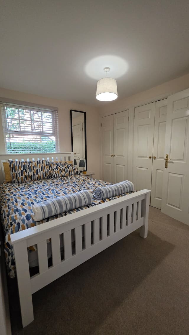  2 Bed, 2 Bathroom Apartment With Free Parking, Close To Train Station (25 Mins To London) - View 1