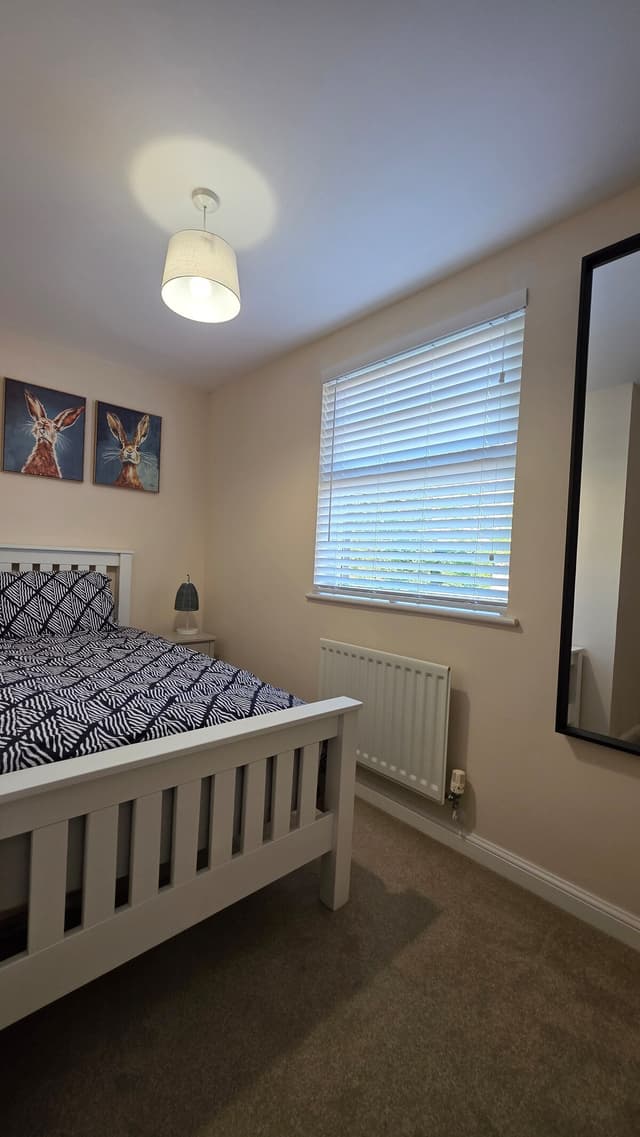  2 Bed, 2 Bathroom Apartment With Free Parking, Close To Train Station (25 Mins To London) - View 3