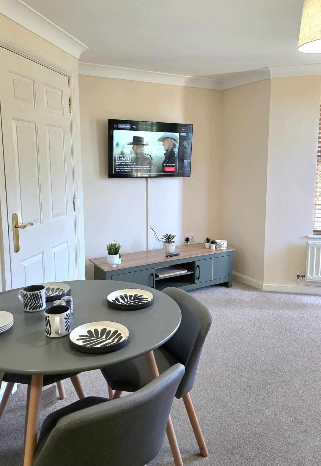  2 Bed, 2 Bathroom Apartment With Free Parking, Close To Train Station (25 Mins To London) - View 6