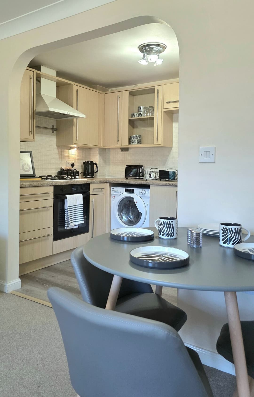  2 Bed, 2 Bathroom Apartment With Free Parking, Close To Train Station (25 Mins To London) - View 11