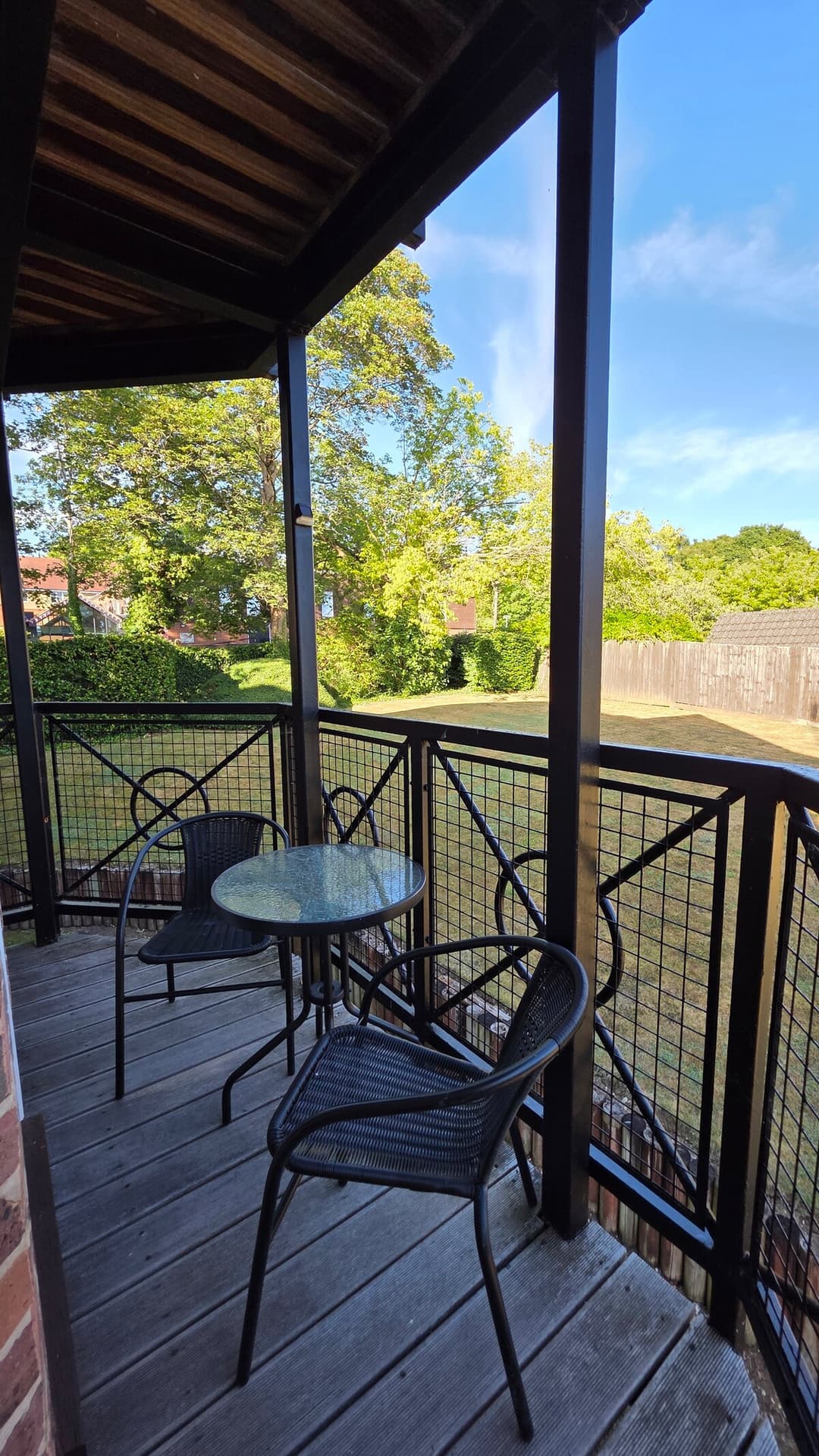  2 Bed, 2 Bathroom Apartment With Free Parking, Close To Train Station (25 Mins To London) - View 12
