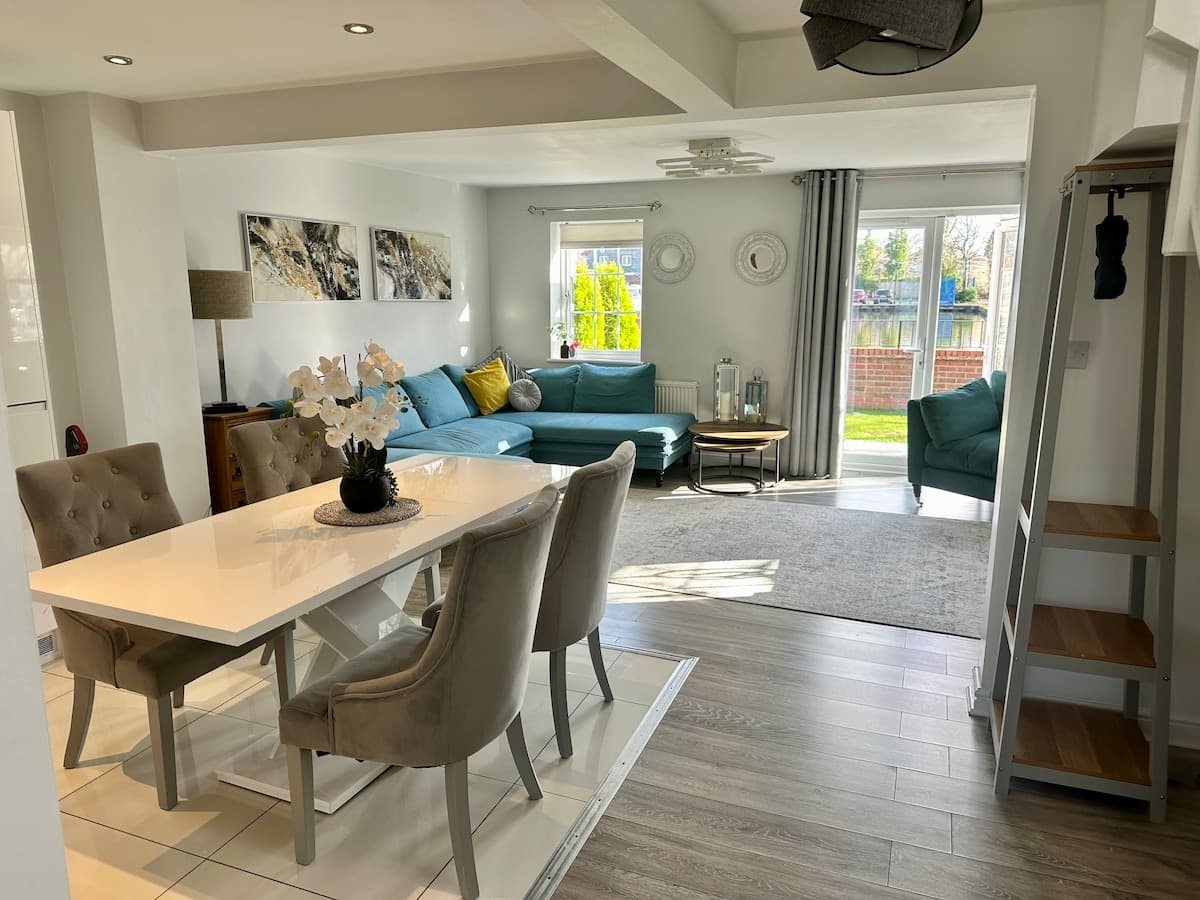 Stylish 4BR  Stretford Waterside Stay in M32
