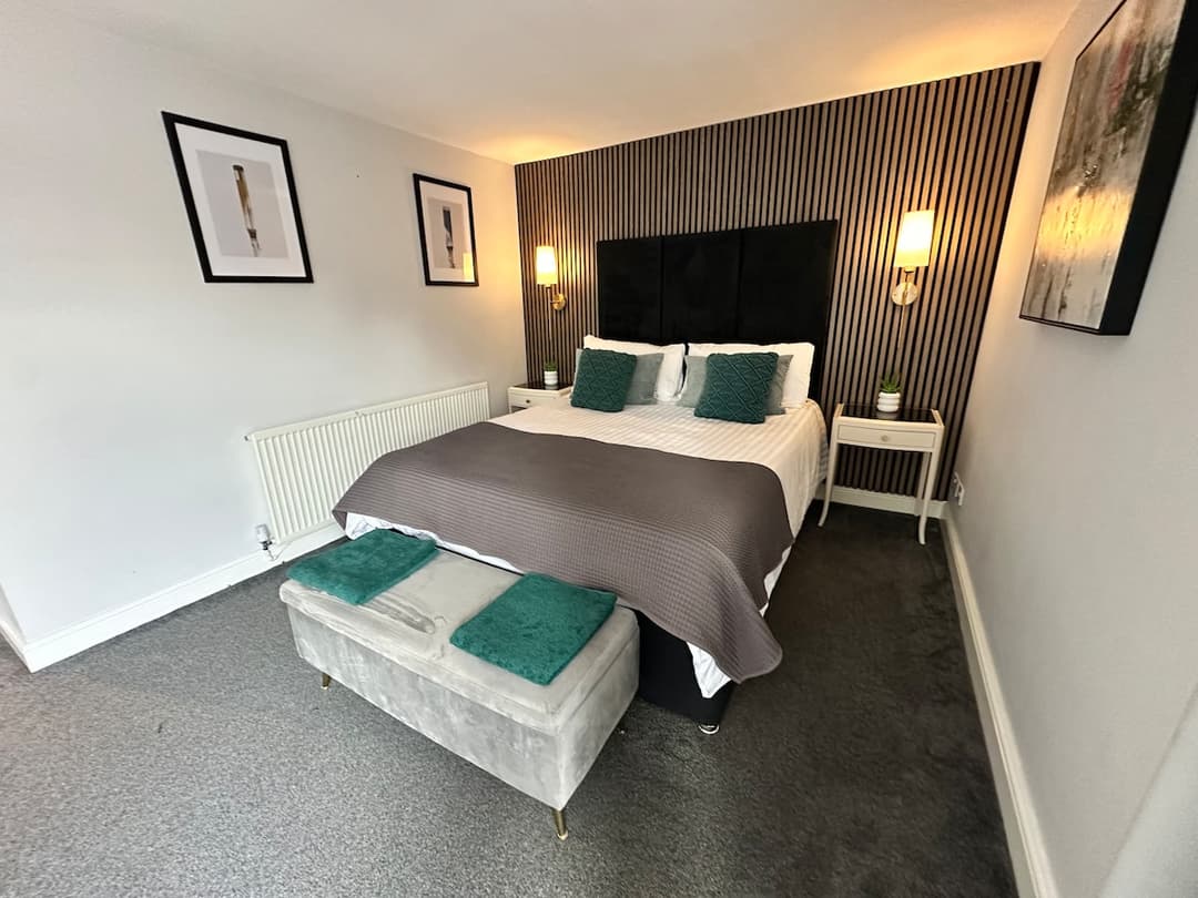 Stylish 4BR  Stretford Waterside Stay in M32 - View 2