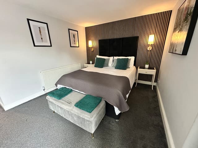 Stylish 4BR  Stretford Waterside Stay in M32 - View 1