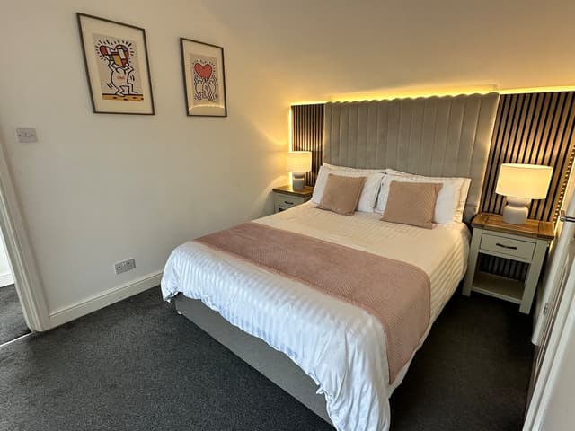 Stylish 4BR  Stretford Waterside Stay in M32 - View 2