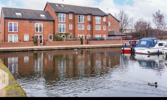Stylish 4BR  Stretford Waterside Stay in M32 - View 3