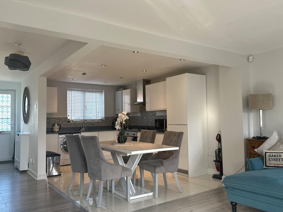 Stylish 4BR  Stretford Waterside Stay in M32 - View 6
