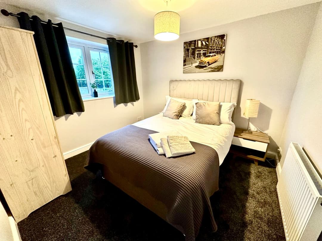 Stylish 4BR  Stretford Waterside Stay in M32 - View 9