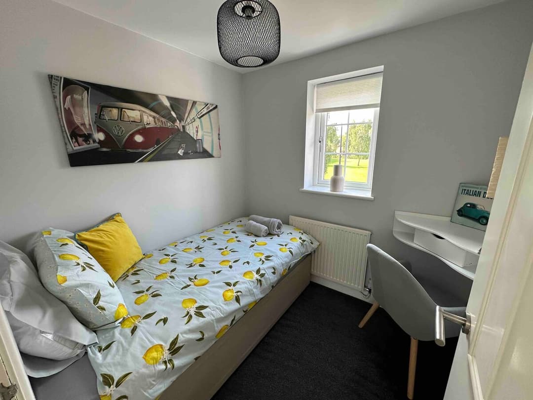 Stylish 4BR  Stretford Waterside Stay in M32 - View 10