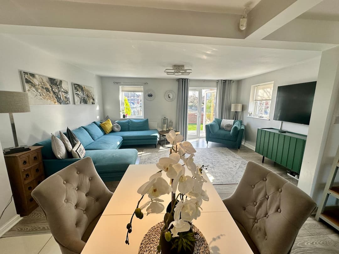 Stylish 4BR  Stretford Waterside Stay in M32 - View 11