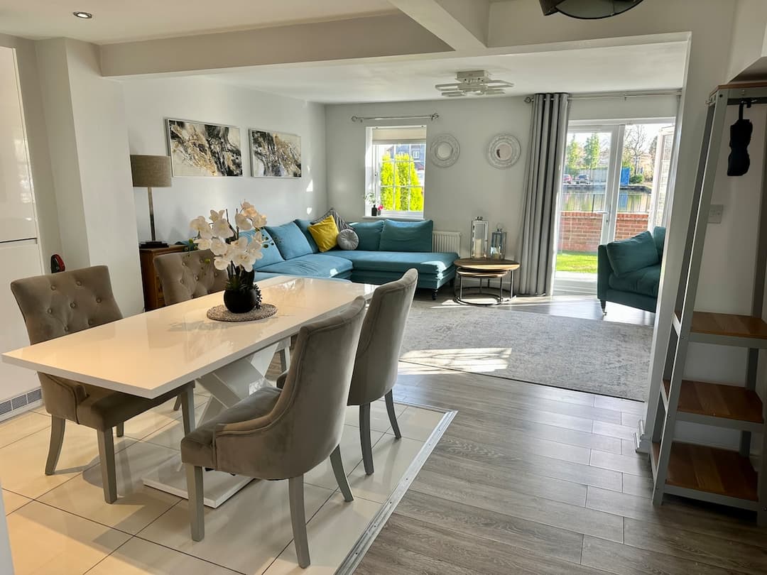 Stylish 4BR  Stretford Waterside Stay in M32 - View 12