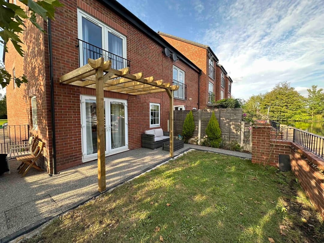 Stylish 4BR  Stretford Waterside Stay in M32 - View 13