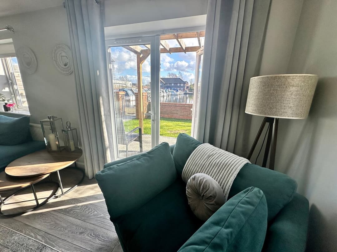 Stylish 4BR  Stretford Waterside Stay in M32 - View 15