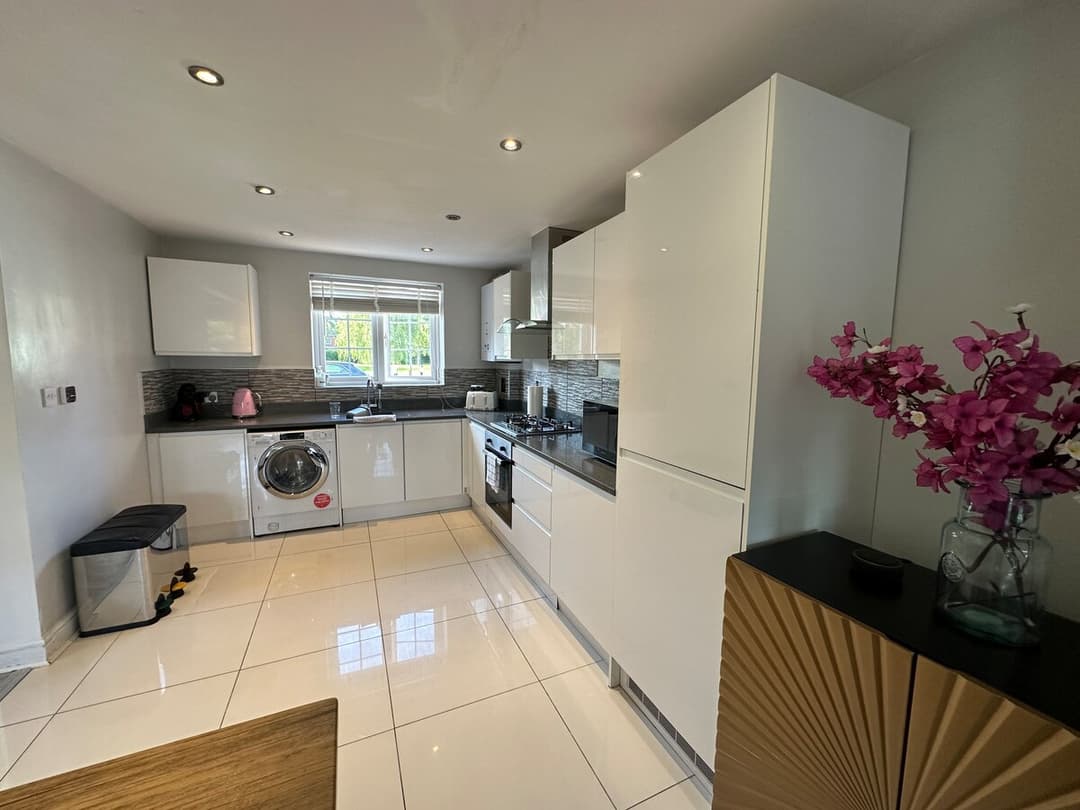 Stylish 4BR  Stretford Waterside Stay in M32 - View 16