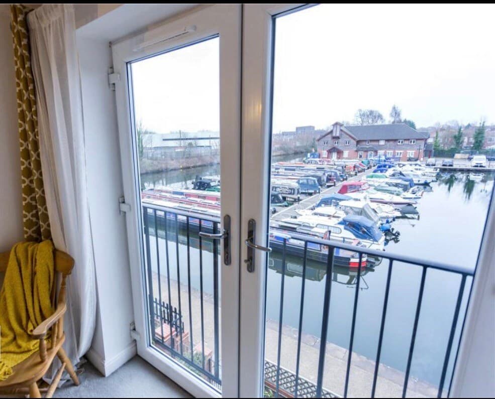 Stylish 4BR  Stretford Waterside Stay in M32 - View 17